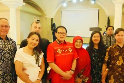Prof. Rokhmin Dahuri dan Dr.Pigoselpi Anas (berbaju merah) bersama Diaspora Indonesia di Rusia, Ahad (15/9/2024). (Foto: Dok RD Institute)