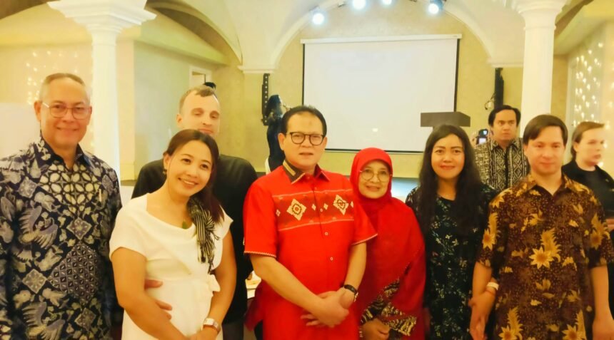 Prof. Rokhmin Dahuri dan Dr.Pigoselpi Anas (berbaju merah) bersama Diaspora Indonesia di Rusia, Ahad (15/9/2024). (Foto: Dok RD Institute)