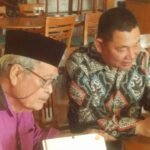 Dr. HP Panggabean, mantan Hakim Agung RI (kiri kemeja ungu dan berkopiah), berikan dukungan pengelolaan tahura Pakpak Silima Suak kepada Farel Edward Lingga (kanan kemeja batik), Ketua Umum Yayasan Pakpak Silima Suak, (3/10/2024). (nusantarabaru.co.id)