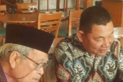 Dr. HP Panggabean, mantan Hakim Agung RI (kiri kemeja ungu dan berkopiah), berikan dukungan pengelolaan tahura Pakpak Silima Suak kepada Farel Edward Lingga (kanan kemeja batik), Ketua Umum Yayasan Pakpak Silima Suak, (3/10/2024). (nusantarabaru.co.id)