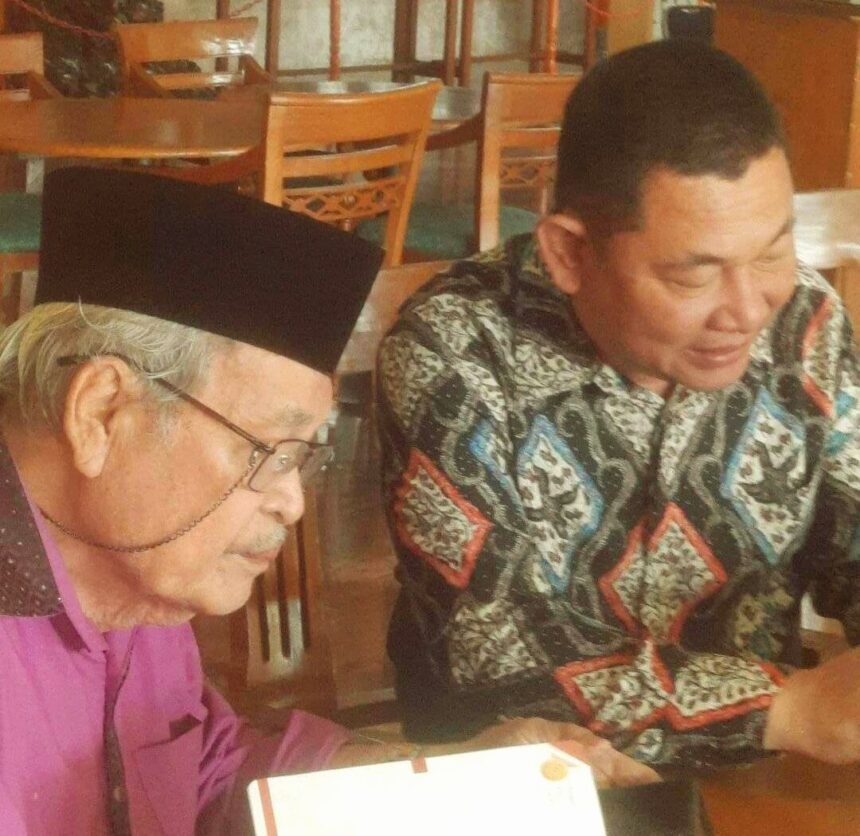 Dr. HP Panggabean, mantan Hakim Agung RI (kiri kemeja ungu dan berkopiah), berikan dukungan pengelolaan tahura Pakpak Silima Suak kepada Farel Edward Lingga (kanan kemeja batik), Ketua Umum Yayasan Pakpak Silima Suak, (3/10/2024). (nusantarabaru.co.id)