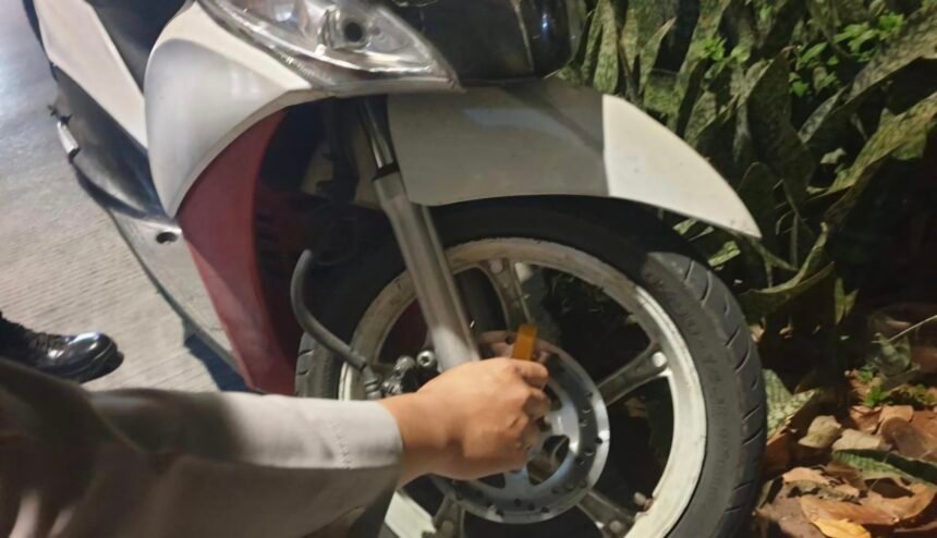 Polsek Grogol Petamburan melakukan kegiatan 'Gembok Kamtibmas', (10/10/2024).