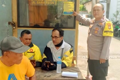 Polsek Tambora sebar stiker hotline darurat, (28/10/2024).