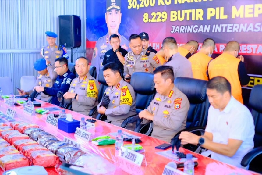 Kapolda Sulawesi Selatan, Irjen Pol. Yudhiawan S.H., S.I.K., M.H., M.Si., memimpin Press Release Pengungkapan Kasus Narkoba 30 Kg dan Kasus Curanmor di wilayah Makassar dan Sulawesi Selatan.