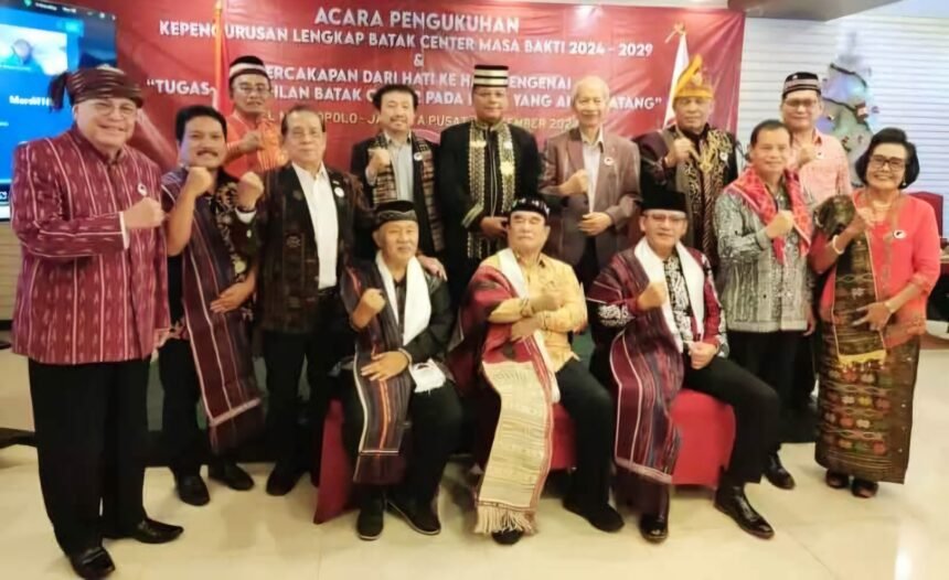 Foto bersama KSB DPN Batak Center (duduk dari kiri, Drs Jerry R Sirait, Ir Sintong M Tampubolon dan Ir Lambok Sianipar) dengan Dewan Pembina, Penasehat dan Pengawas.