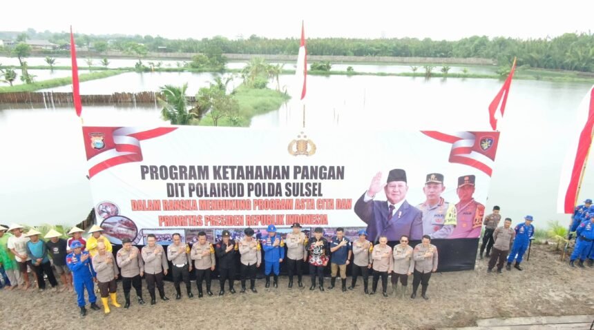 Ketahanan pangan nasional lewat penaburan 10 ribu benih ikan di Empang Panaikang, Makassar, Kamis (12/12/2024). (nb/ho)