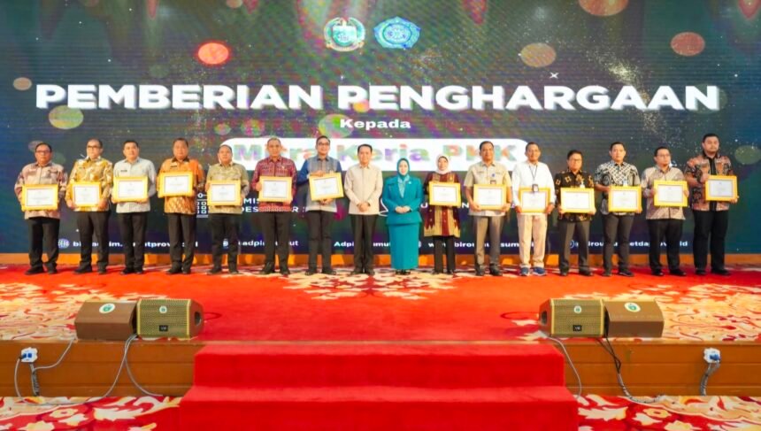 Kepala Dinas Kominfo terima penghargaan mitra kerja PKK dari Penjabat Gubernur Sumut, (5/12/2024).