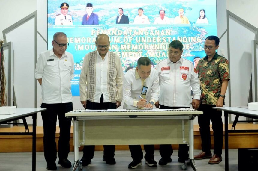 Penjabat Sekdaprov Sumut menyaksikan penandatanganan kerja sama dan kesepahaman Toba Caldera UGG, (13/2/2025).