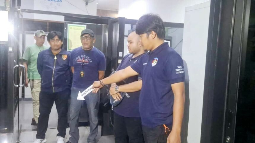 Polisi lakukan penyelidikan terkait pegawai pabrik di Jakarta Barat dianiaya oleh debt collector, 12 Mei 2025.