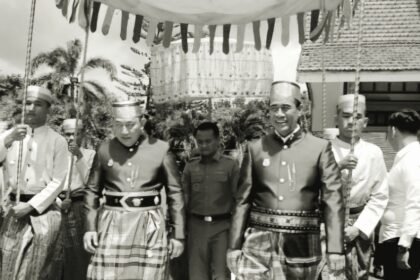Dewan Adat Kabupaten Bone, mengukuhkan gelar nama adat untuk Kapolri Jenderal Polisi Listyo Sigit Prabowo dan Menteri Pertanian Andi Amran Sulaiman. Jumat, (16/5/2025).
