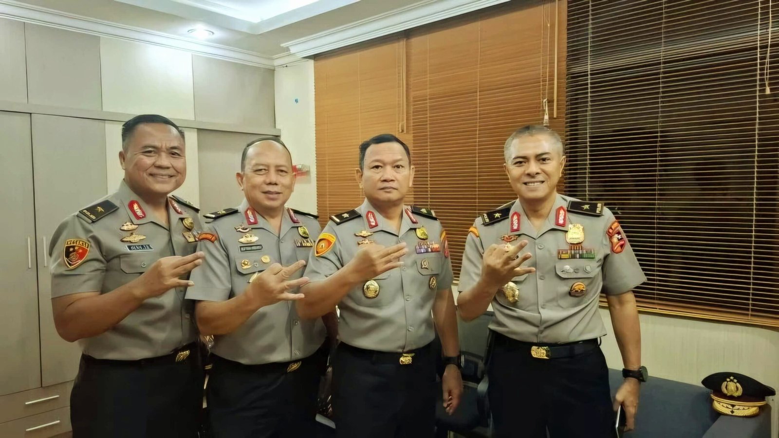 Brigjen Pol. Ibrahim Tompo, S.I.K., M.Si (kanan) bersama rekannya.