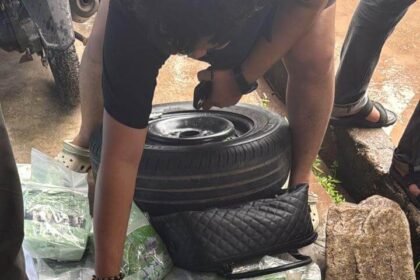 Petugas membongkar paket sabu berlogo teh hijau seberat 30 kilogram yang disembunyikan dalam mobil di Pelabuhan Roro Dumai.