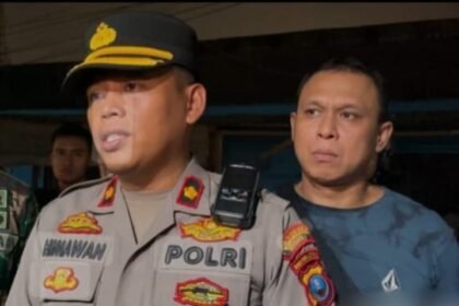 Foto: Kapolsek Medan Area Kompol Dwi Himawan Chandra didampingi Kanit Reskrim Iptu Dian Pranata Simangunsong saat memberikan keterangan usai penangkapan pelaku penganiayaan di Jalan Menteng II, Medan Denai.