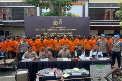 Puluhan tersangka berbagai kasus kejahatan, mulai dari begal, rayap besi, hingga peredaran narkoba, diperlihatkan Polrestabes Medan dalam konferensi pers pengungkapan 61 kasus kriminal di Mapolrestabes Medan, Sabtu (18/10).