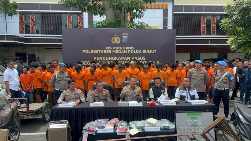 Puluhan tersangka berbagai kasus kejahatan, mulai dari begal, rayap besi, hingga peredaran narkoba, diperlihatkan Polrestabes Medan dalam konferensi pers pengungkapan 61 kasus kriminal di Mapolrestabes Medan, Sabtu (18/10).