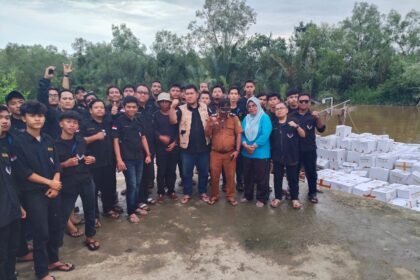Relawan 234 SC bersama aparat setempat mengevakuasi dan menyalurkan ribuan paket sembako untuk warga yang masih terdampak banjir di Sumut dan Aceh.