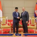 Kepala BKN Prof. Zudan berjabat tangan dengan Deputy Prime Minister sekaligus Minister of Civil Service Kerajaan Kamboja, H.E. Hun Many, usai pertemuan bilateral di sela 23rd ACCSM di Siem Reap, Kamboja, Selasa (4/8/2026). Pertemuan membahas penguatan kerja sama reformasi birokrasi serta kesiapan Indonesia memimpin ACCSM periode 2026–2028.