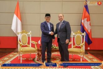 Kepala BKN Prof. Zudan berjabat tangan dengan Deputy Prime Minister sekaligus Minister of Civil Service Kerajaan Kamboja, H.E. Hun Many, usai pertemuan bilateral di sela 23rd ACCSM di Siem Reap, Kamboja, Selasa (4/8/2026). Pertemuan membahas penguatan kerja sama reformasi birokrasi serta kesiapan Indonesia memimpin ACCSM periode 2026–2028.