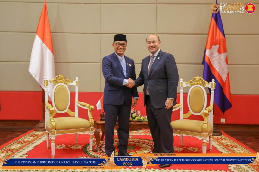Kepala BKN Prof. Zudan berjabat tangan dengan Deputy Prime Minister sekaligus Minister of Civil Service Kerajaan Kamboja, H.E. Hun Many, usai pertemuan bilateral di sela 23rd ACCSM di Siem Reap, Kamboja, Selasa (4/8/2026). Pertemuan membahas penguatan kerja sama reformasi birokrasi serta kesiapan Indonesia memimpin ACCSM periode 2026–2028.