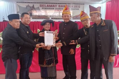 Caption: Deklarasi Dewan Adat Pakpak resmi digelar di Sidikalang, menjadi momentum memperkuat persatuan dan melestarikan adat budaya Pakpak.
