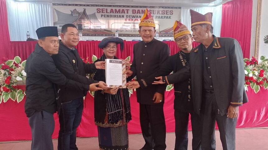 Caption: Deklarasi Dewan Adat Pakpak resmi digelar di Sidikalang, menjadi momentum memperkuat persatuan dan melestarikan adat budaya Pakpak.