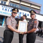 Polsek Solokuro dengan kinerja terbaik peringkat pertama dari 27 Polsek di jajaran Polres Lamongan di halaman Mapolres Lamongan, Senin (7/9/2026).