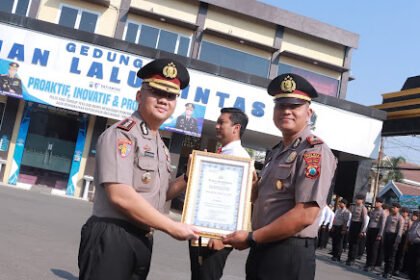 Polsek Solokuro dengan kinerja terbaik peringkat pertama dari 27 Polsek di jajaran Polres Lamongan di halaman Mapolres Lamongan, Senin (7/9/2026).