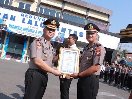 Polsek Solokuro dengan kinerja terbaik peringkat pertama dari 27 Polsek di jajaran Polres Lamongan di halaman Mapolres Lamongan, Senin (7/9/2026).